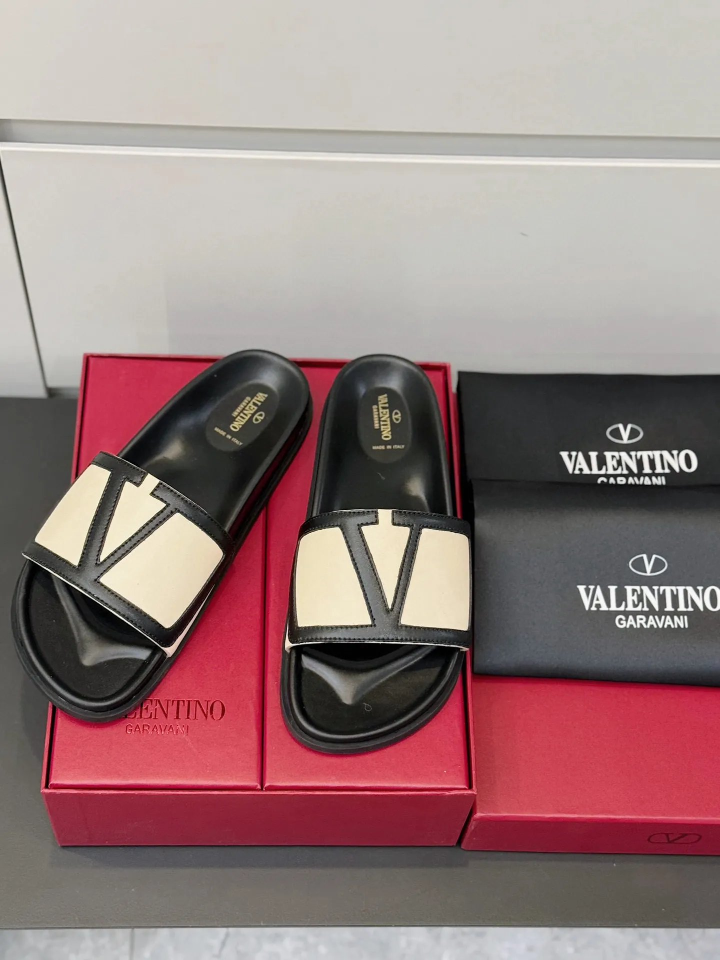 [VALENTINO] Top P: 540💰 Size: 39-44 (customized at 38.45) 🆕2025VLT — Valentino’s latest summer men’s slippers. The use of imported cowhide elements on slippers has been sublimated! It is worthy of recognition both visually and in terms of quality. Excellent quality, comfortable and durable! The embellishment of the perforated V hardware on the toe adds a sense of fashion! Cowhide feet